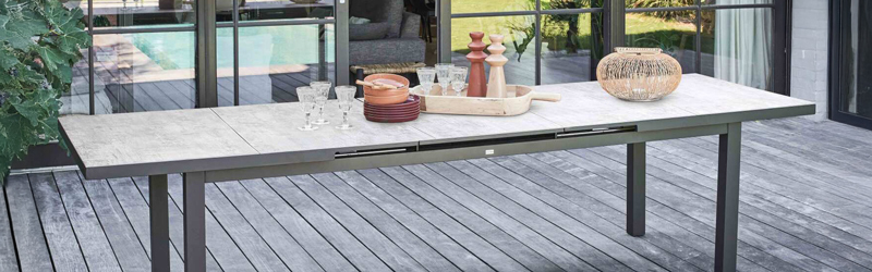 table de jardin avec plateau extensible